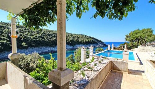 Two Bedroom Apartment with Pool and Sea View