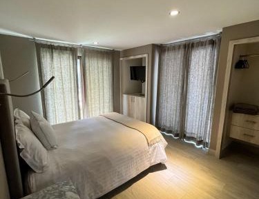Suite with Queen Bed