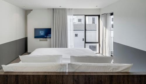 King Suite with Pool View
