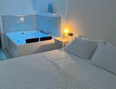 Deluxe Suite with Spa Bath