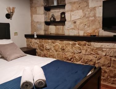 Queen Room with Spa Bath