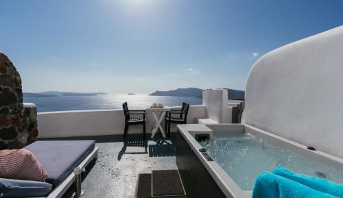Traditional Cave Apartment with Caldera View