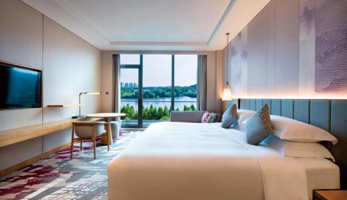 Standard King Room with Lake View