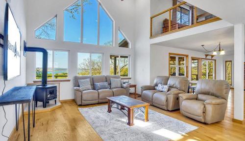 Three-Bedroom Holiday Home 