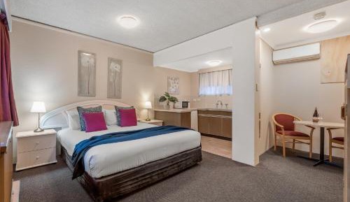 Queen Suite with Spa Bath