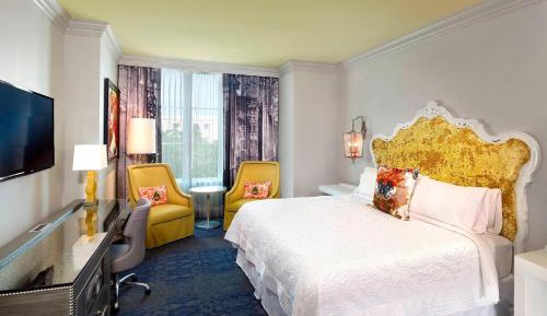 King Room with Transfer Shower - Mobility and Hearing Accessible