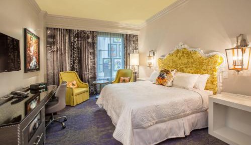 Guest room, 1 King, Atrium view (Mobility &amp; Hearing Accessible w/ Roll-in Shower)