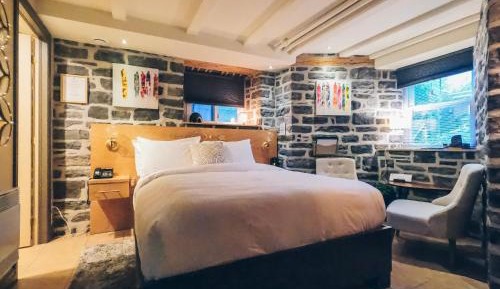Superior Room with Stone Wall 