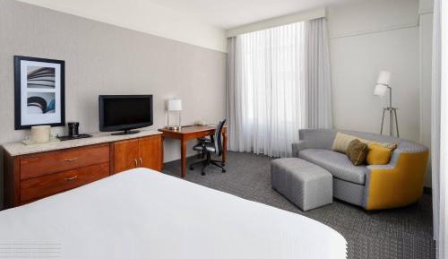 Larger Guest room, 1 King, Corner room