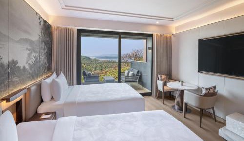 Luxury Tropical Twin Room with Balcony and Forest View