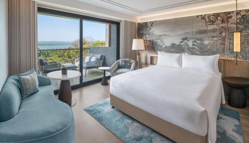Luxury King Room with Balcony and Bay View