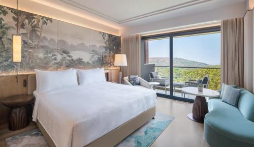 Luxury Tropical King Room with Balcony and Forest View