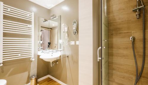 Deluxe Queen Suite