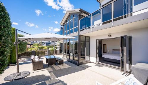 Apartment with Lake View