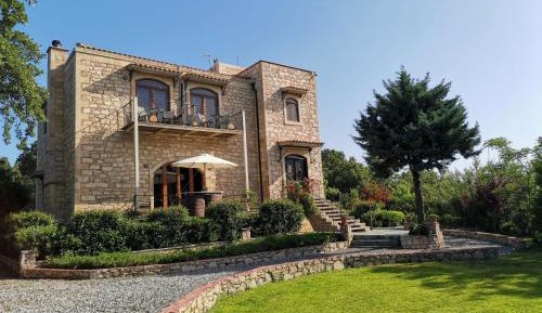 Villa with full Privacy and Swimming Pool.