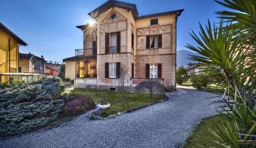 Villa with Garden View