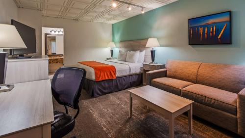 Larger King Room with Sofa Bed - Non-Smoking