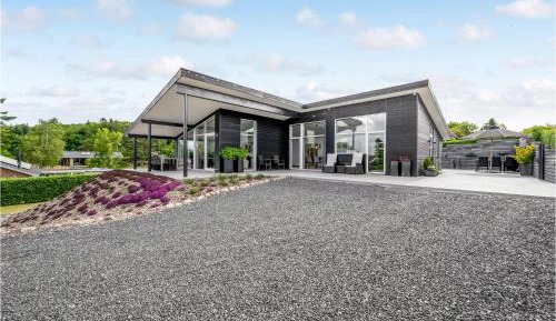Three-Bedroom Holiday Home 