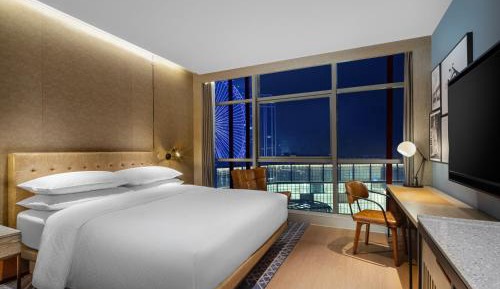 Modern King Room with City View