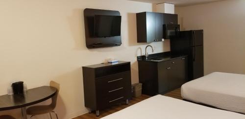 Deluxe Queen Room with Two Queen Beds - Non-Smoking