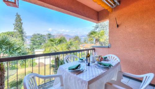 Apartment with Mountain View