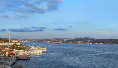 Deluxe Bosphorus Suite with exclusive Horizon privileges