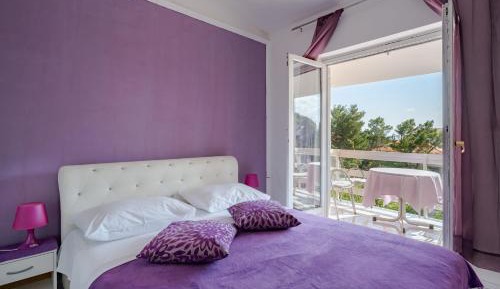 One Bedroom Apartment with Balcony and Sea View