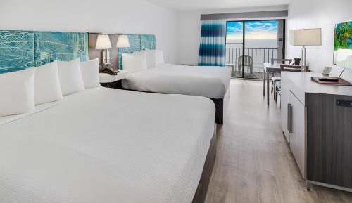 Queen Oceanfront View Room with Kitchen
