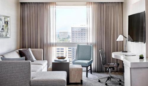 One-Bedroom King Suite with Sofa Bed and Lounge Access
