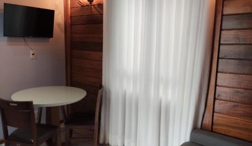Deluxe Queen Suite