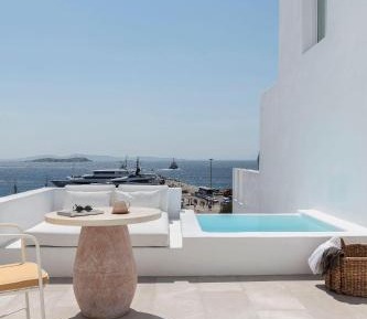 Honeymoon Suite with outdoor Jet Tub Sea View