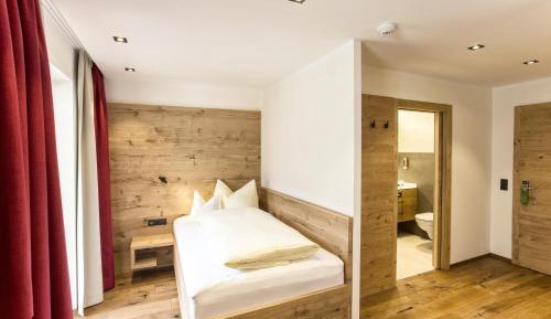 Single Room with Balcony - Annex
