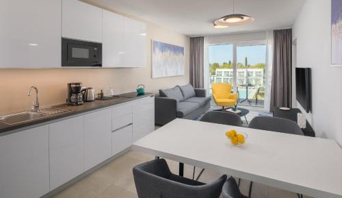 Luxury One-Bedroom Apartment with Terrace
