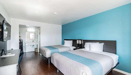 Queen Room with Two Queen Beds - Non-Smoking