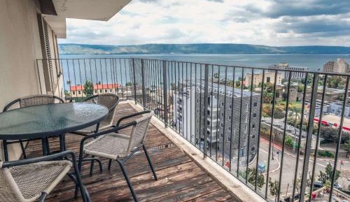Two-Bedroom Apartment with Balcony and Lake View (28)