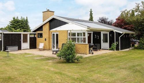 Three-Bedroom Holiday Home 
