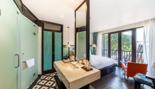 Superior King Room with River View