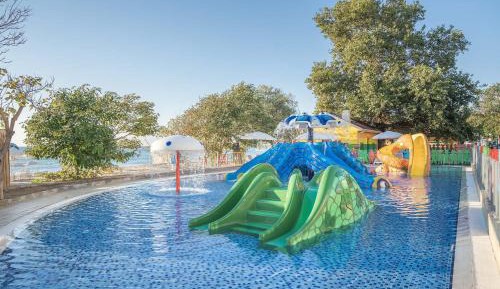 Double or Twin Room with Park View – Free Private Beach Access