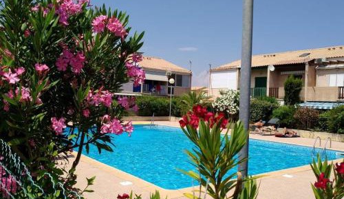 Apartment with Pool View 