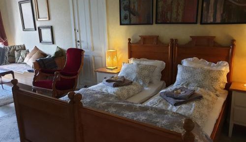 Deluxe Double Room (2 Adults + 1 Child)