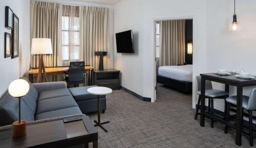 One-Bedroom Suite Queen Roll-In Shower - Mobility Accessible 