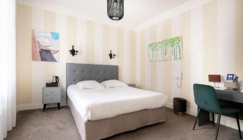 Superior Queen Room with Courtyard View