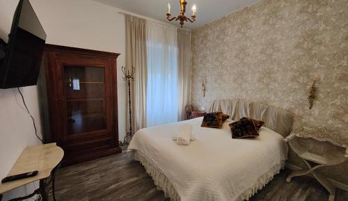 Superior Queen Room with Shared Bathroom
