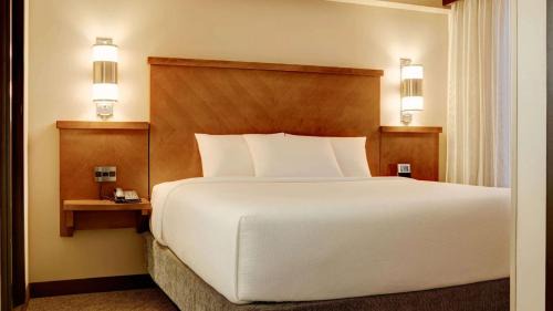 High Floor Guestroom King with Sofa Bed