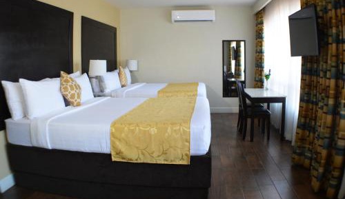 Deluxe Queen Suite