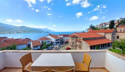 Studio with Terrace and Lake View