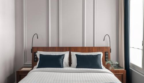 Alcove Room with One Queen Bed