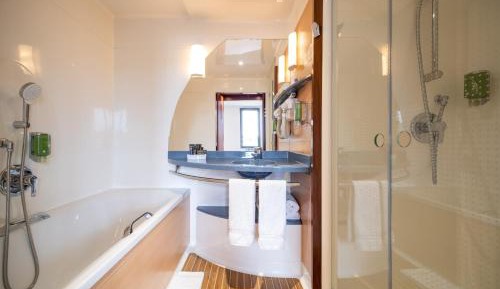 Executive Suite with 1 Queen Bed and 2 Single Beds 
