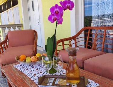 Apartment with Garden View