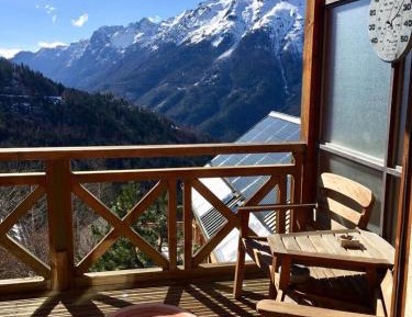 Apartment with Mountain View